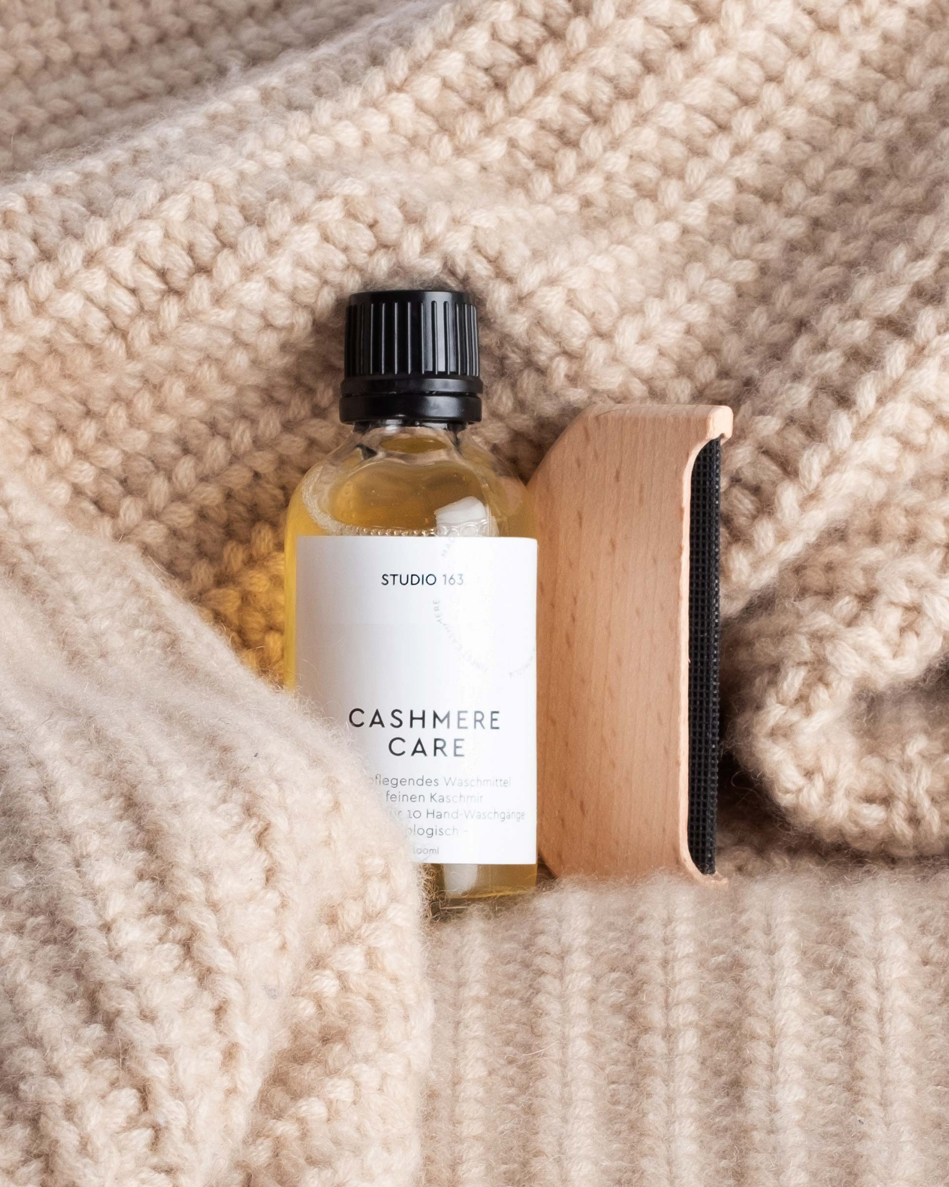 STUDIO 163 Finest Cashmere. Cashmere care shampoo and cashmere comb.