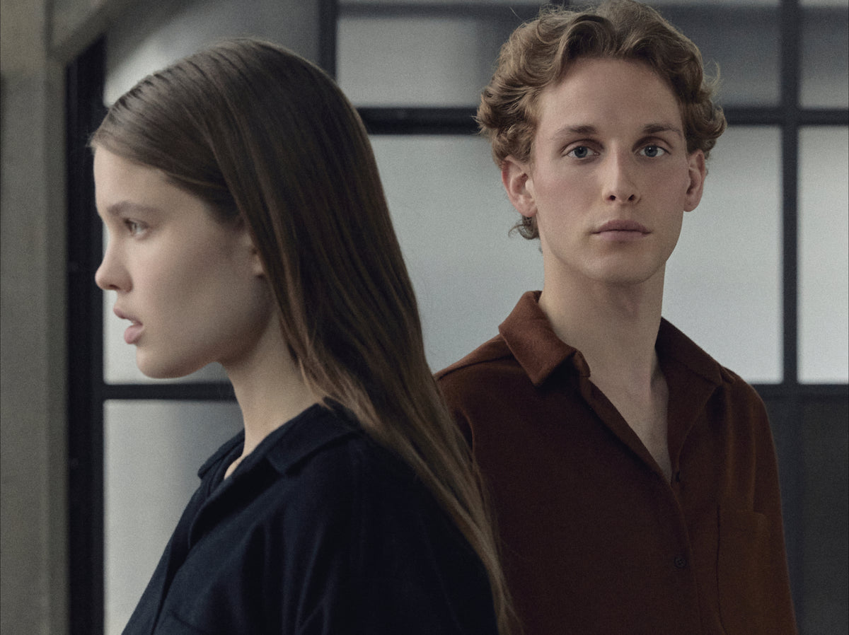 TORI-Hemd aus cashmere von Studio 163 in Rostbraun und Dunkelblau, getragen von zwei Models vor Sprossenfenster, AW 2026