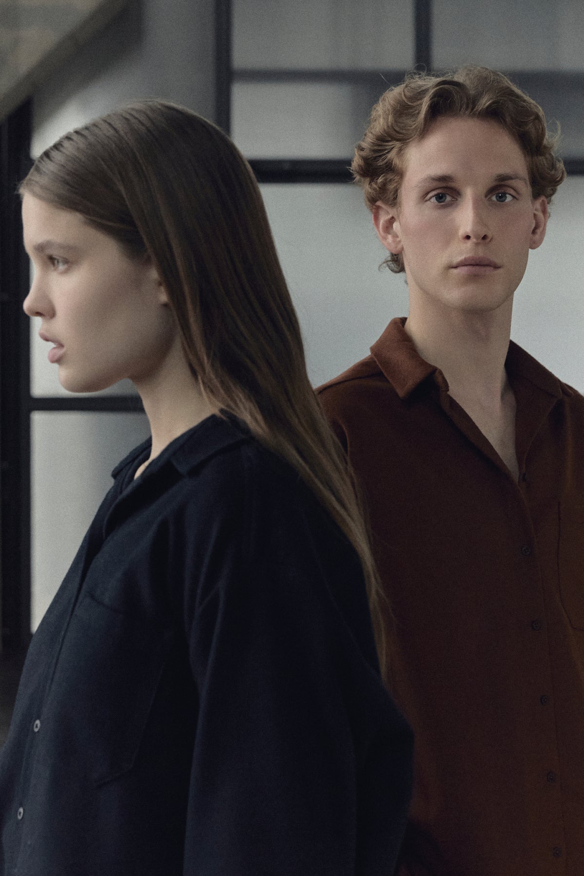 TORI-Hemd aus cashmere von Studio 163 in Rostbraun und Dunkelblau, getragen von zwei Models vor Sprossenfenster, AW 2026